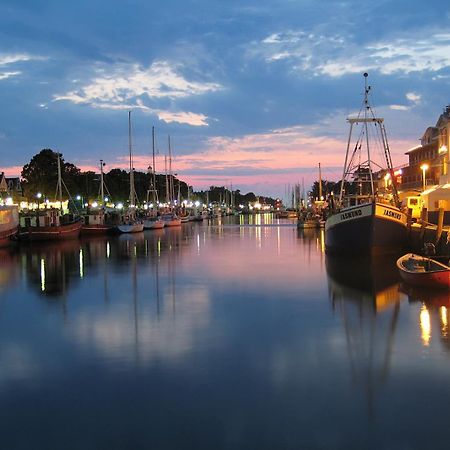Strandmuschel, Ca 100M Z. Alten Strom Rostock Luaran gambar