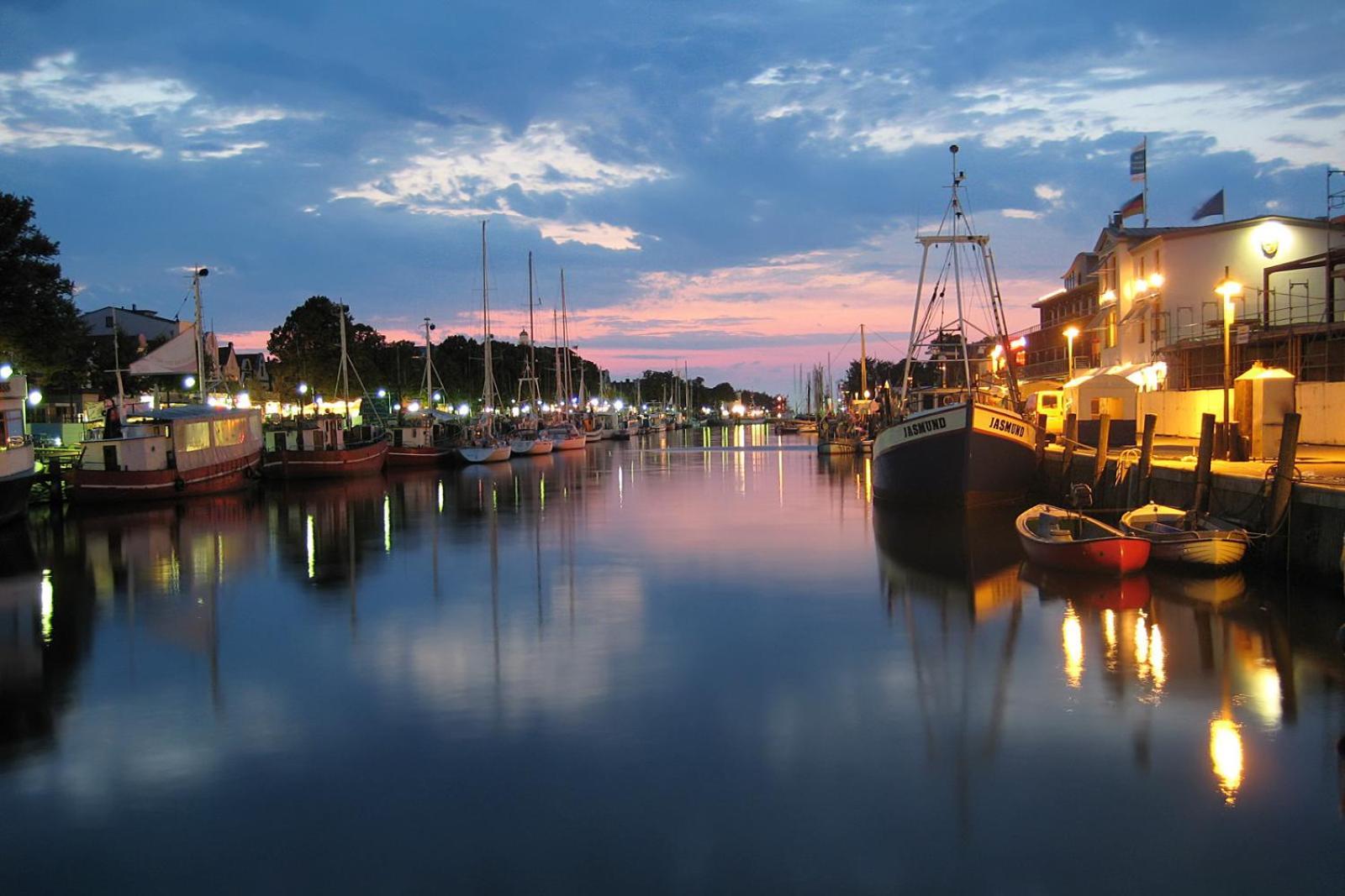 Strandmuschel, Ca 100M Z. Alten Strom Rostock Luaran gambar